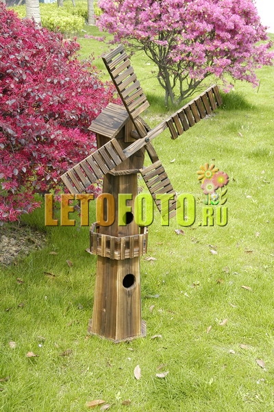 Деревянная декоративная мельница для украшения сада.