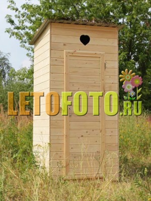Экологичный туалет из дерева для установки на даче.