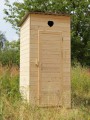 Экологичный туалет из дерева для установки на даче.