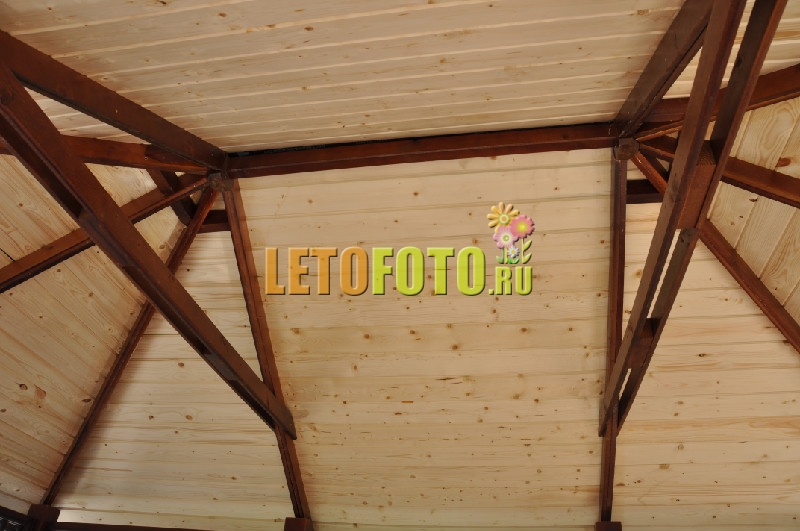 Большое фото 171023-28 Потолок беседки изнутри полностью закрыт деревом, с тонировкой стропильной системы.