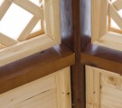 Фото 171005-11 Для вентиляции между подоконником и декоративными решетками из дерева предусмотрен небольшой зазор.