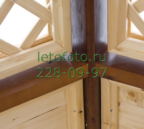 Большое фото вариант 171005-11 Для вентиляции между подоконником и декоративными решетками из дерева предусмотрен небольшой зазор.