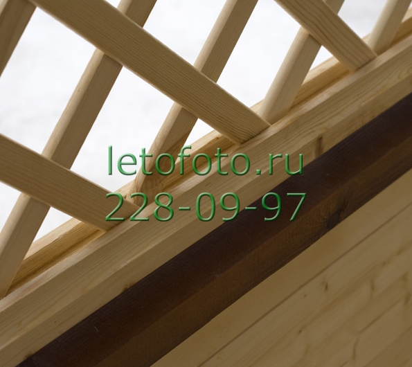 Большое фото вариант 171005-6 Декоративная деревянная решетка заполняет пространство выше перил деревянной беседки